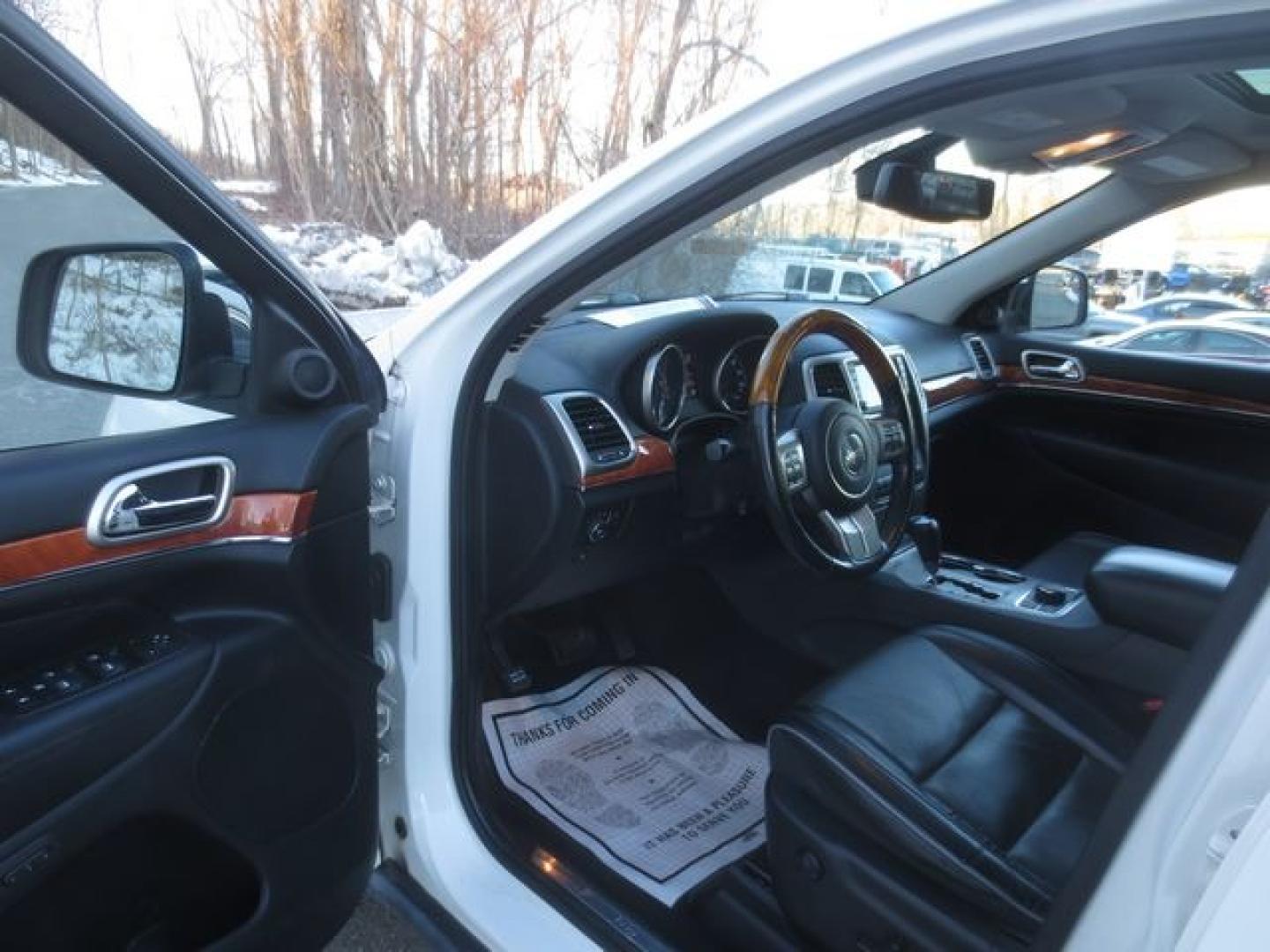 2011 White /Black Jeep Grand Cherokee Overland (1J4RR6GT1BC) with an 5.7L v8 engine, Automatic transmission, located at 270 US Route 6, Mahopac, NY, 10541, (845) 621-0895, 41.349022, -73.755280 - Photo#6